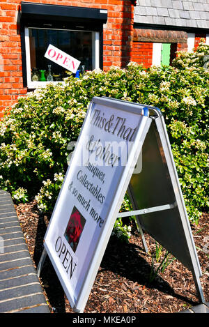 Ein Brett Zeichen außerhalb der Antiken und collectibles Shop im Knott Ende, Lancashire, Großbritannien Stockfoto