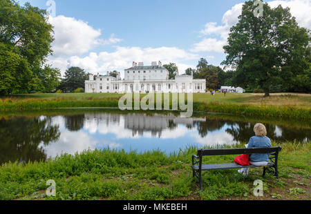 Frogmore Haus, Garten und Grundstück, Windsor, Berkshire, Großbritannien mit Reflexionen auf den blauen Himmel und weiße flauschige Wolken im See im Sommer Stockfoto