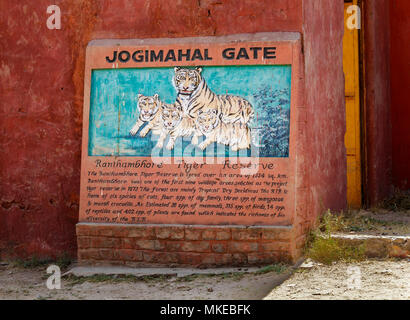 Gemälde von einem Tiger Familie am Jogimahal Gate Eingang zum Ranthambore Nationalpark Ranthambore Tiger Reserve, Rajasthan, Nordindien Stockfoto