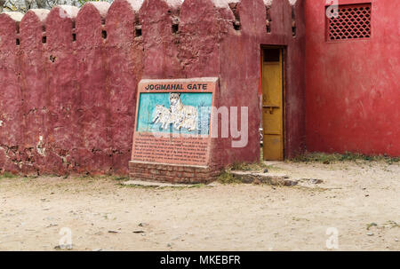 Gemälde von einem Tiger Familie am Jogimahal Gate Eingang zum Ranthambore Nationalpark Ranthambore Tiger Reserve, Rajasthan, Nordindien Stockfoto