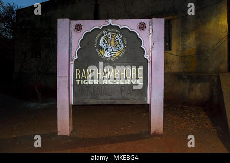 Eingangsschild in Ranthambore Tiger Reserve Nationalpark, Rajasthan, Nordindien mit einem Gemälde der Kopf einer Tiger Stockfoto