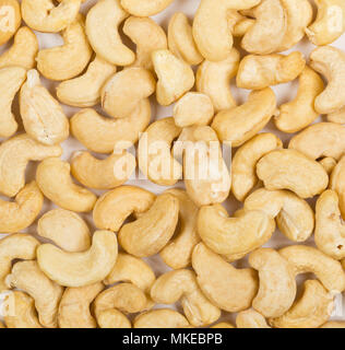 Haufen von roh, biologisch, ganze Cashew nusskerne von oben frame Füllung Stockfoto