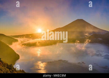 Mt. Fuji, Japan herbst Dämmerung an Motosu See. Stockfoto
