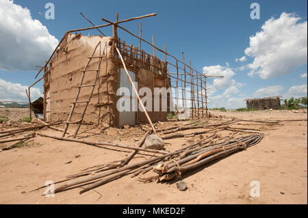 Die Ruinen von Lehm African house: braune Wände mit vielen Holzbalken, Äthiopien. Stockfoto
