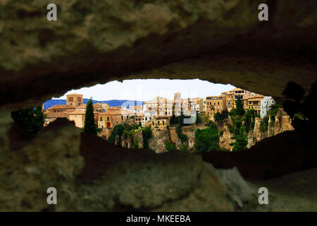 Panoramablick auf die Stadt Cuenca, Spanien, durch ein Loch in der burgmauer gesehen Stockfoto