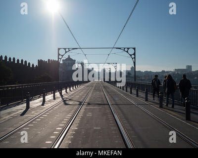 Obere Ebene von Dom Luis Brücke mit den U-Bahnen Stockfoto