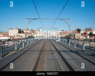 Obere Ebene von Dom Luis Brücke mit den U-Bahnen Stockfoto