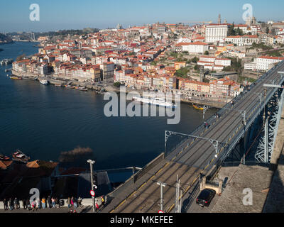 Porto und Dom Luis Brücke von Vila Nova de Gaia gesehen Stockfoto