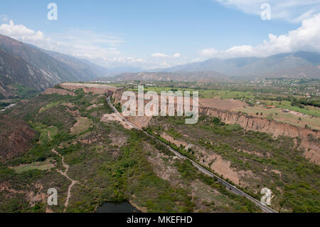 Herrliches Panorama aus einer Höhe von 2000 Meter über dem Tal, mit grünen unter den braunen Hügel bedeckt. Stockfoto