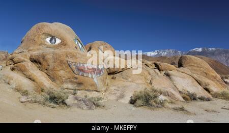 Alptraum gemalt Felsen namens Brenda in Alabama Hills vor Lone Pine auf der östlichen Flanke der Sierra Nevada, Kalifornien, USA Stockfoto