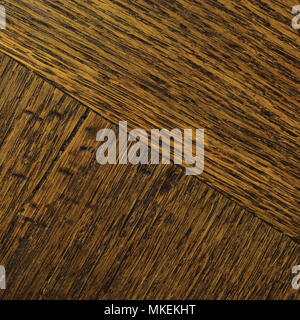 Eiche maser Furnier Textur Hintergrund, dunkel braun schwarz horizontal verkratzt texturierte Diagonal, große Detaillierte robustes Holz Makro Nahaufnahme Stockfoto