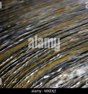 Wasserfall Wasserfall streaming torrent Spritzer Hintergrund, große Detaillierte horizontale closeup, hell Blau, Golden, Gelb, Sea Green Pastellfarben Stockfoto