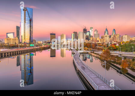 Philadelphia, Pennsylvania, USA Downtown Skyline der Stadt auf dem Schuylkill River in der Dämmerung. Stockfoto