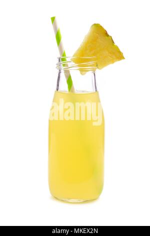 Ananas Saft in eine Milchflasche Stil Glas mit Stroh auf weißem Hintergrund Stockfoto