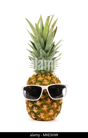 Hipster Ananas mit Trendy Sonnenbrille auf weißem Hintergrund Stockfoto