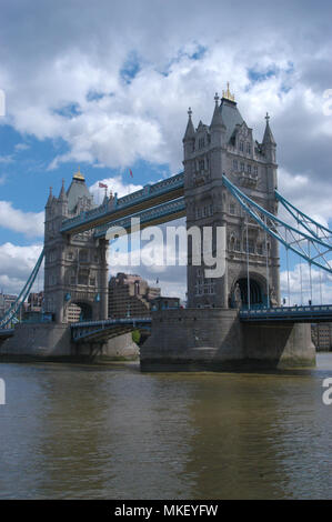 Vor über 120 Jahren erbaut, die Tower Bridge die berühmteste Brücke der Welt Stockfoto