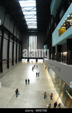 Die Empfangshalle des Internationale Moderne und Zeitgenössische Kunst Galerie Tate Modern in London freie Nationalmuseum für Moderne Kunst Stockfoto