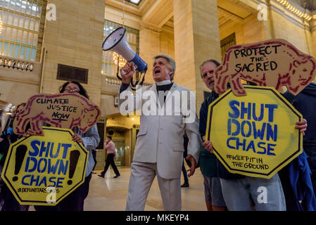 New York, Vereinigte Staaten. 07 Mai, 2018. Eine breite Koalition von Aktivisten und Gemeindeleiter sammelte, außerhalb von JP Morgan Chase Hauptsitz auf der Park Avenue, zusammen mit 14 US-Städten für #ShutDownChase, ein nationaler Tag der Aktion Holding top US Geldgeber der extremen fossile Brennstoffe, JPMorgan Chase, die Verantwortung für ihre Finanzierung. Chase hat behauptet das Pariser Abkommen zu unterstützen, doch wurde ramping ihre Mittel für die schlimmsten fossilen Brennstoffen und in den Prozess, hat finanzierte Projekte und Unternehmen, die indigenen Rechte und Kultur zu bedrohen. Credit: Erik McGregor/Pacific Press/Alamy leben Nachrichten Stockfoto