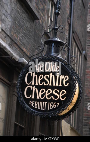 Ye Olde Cheshire Käse ist ein Denkmalgeschütztes Public House bei 145 Fleet Street Stockfoto