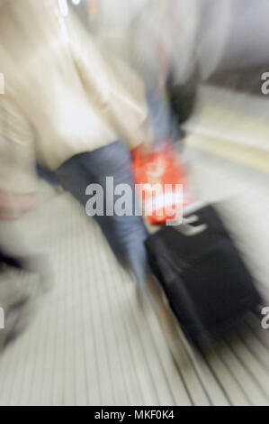 U-Bahn Pendler Zeit, junge Frau ziehen Koffer durch die Londoner U-Bahn Stockfoto