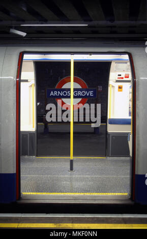 Leere tube Schlitten auf die Londoner U-Bahn arnos Road Station Stockfoto