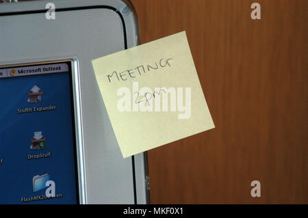 Treffen 2:00 Uhr Post-it Haftnotiz Reminder auf Office Computer in einer Stadt Büro klemmt Stockfoto