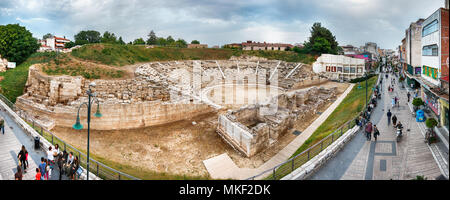 Larissa, Thessalien, Griechenland - Mai 4., 2018: Panoramablick auf die erste antike Theater Die grossen Open-Air-Theater und das größte Theater in Thessalien Stockfoto