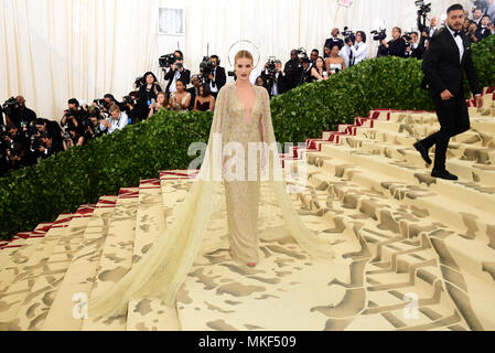 Rosie Huntington-Whiteley Teilnahme an das Metropolitan Museum der Kunst Kostüm Institut Benefiz-gala 2018 in New York, USA. Stockfoto