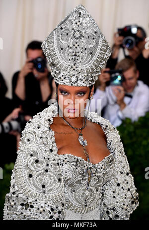 Rihanna Teilnahme an das Metropolitan Museum der Kunst Kostüm Institut Benefiz-gala 2018 in New York, USA. Stockfoto