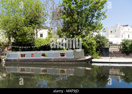 West London UK. 2018. Schwimmende Häuser auf der Paddington Arm des Grand Union Canal in Klein Venedig. Die Grand Union Canal auf Klein Venedig. Stockfoto