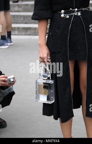 Miroslava Duma für die Fashion Week in Paris Stockfoto