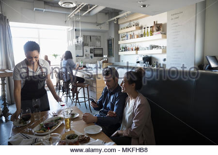 Kellnerin junges Paar an bar Tisch serviert werden