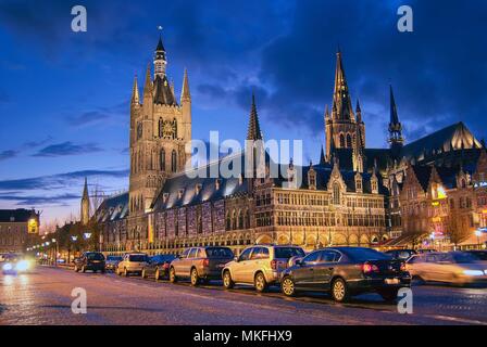 Die herrlichen Tuchhallen in Ypern, Belgien bei Nacht beleuchtet Stockfoto