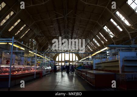 Die Innenseite der alten Zeppelin Hangar, die als ein Markt in Lettland verwendet wird. Stockfoto