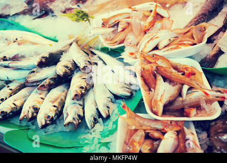 Frischer Fisch und Meeresfrüchte Zähler auf dem Markt, in der Nähe Stockfoto