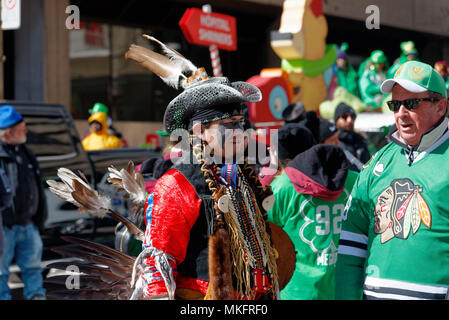 Eine Indianische in voller Mohawk Kostüm in Montreal St. Patrick's Day Parade Stockfoto