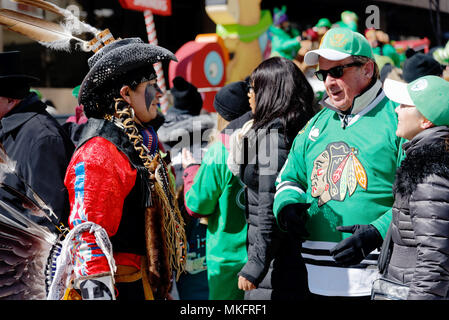 Eine Indianische in voller Mohawk Kostüm in Montreal St. Patrick's Day Parade Stockfoto