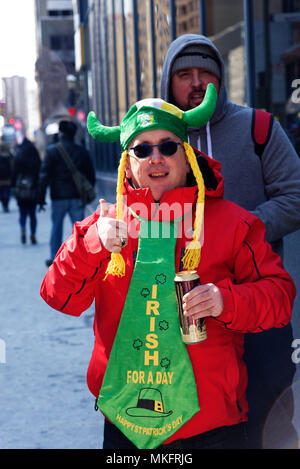 Ein Mann Bier trinken und einen Daumen nach oben an der Montreal St. Patrick's Day Parade Stockfoto