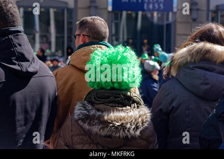 Eine Frau trägt eine helle grüne Perücke im Montreal St. Patrick's Day Parade Stockfoto