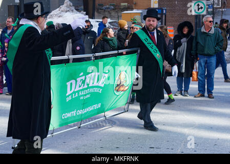 Zwei Männer, die die Banner in der Montreal St. Patrick's Day Parade Stockfoto