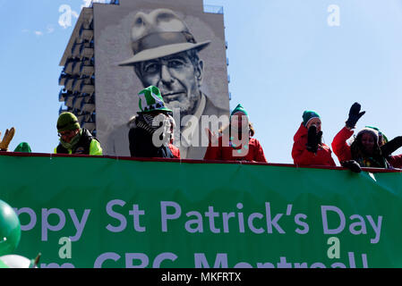 Montreal St. Patricks Day Parade Teilnehmer winken von der Spitze eines Londoner Routemaster Double Decker Bus mit dem Portrait von Leonard Cohen hinter Stockfoto