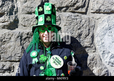 Ein Mann mit einem grünen Hut und Sonnenbrille an der Montreal St. Patrick's Day Parade Stockfoto