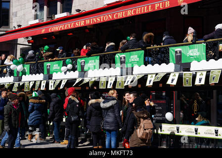 Überfüllte Sir Winston Churchill Pub in der Crescent Street, Montreal nach der St Patrick's Day Parade Stockfoto