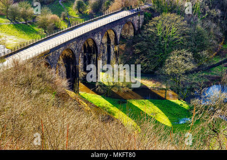 Grabstein Viadukt werfen lange Schatten bei Sonnenuntergang in einem monsal Kopf, Peak District, Derbyshire Stockfoto