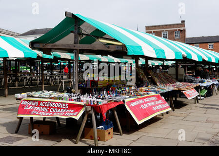 Vaping und e-Zigarette im Markt von Chesterfield, Derbyshire Stockfoto