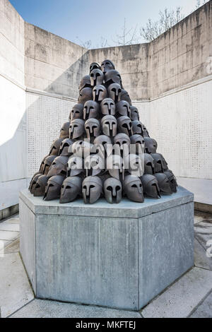 Griechische Denkmal, Hellenistische inspirierten Helme, Alliierte Monument, Memorial Interallié, 1. Weltkrieg Memorial, Lüttich, Wallonien Stockfoto