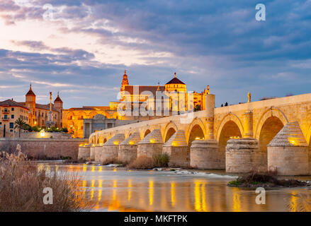 Beleuchtete Puente Romano, Römische Brücke über den Rio Guadalquivir, hinter Mezquita Catedral de Córdoba, Abendstimmung, Cordoba Stockfoto