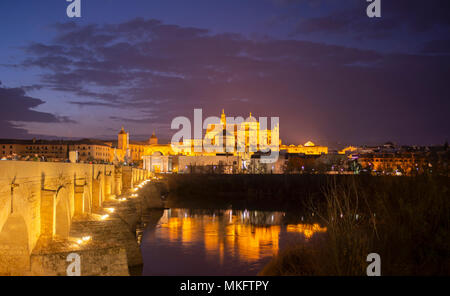 Beleuchtete Puente Romano, Römische Brücke über den Rio Guadalquivir, hinter Mezquita Catedral de Córdoba, Nachtaufnahme, Cordoba Stockfoto