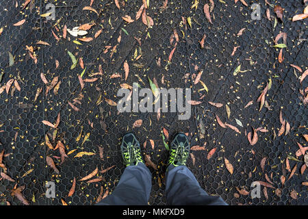 Bereit für ein Abenteuer mit schwarzem Boden Boden Textur und zerstreut getrocknete Blätter Stockfoto