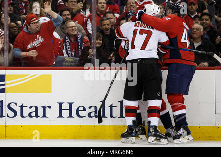 Washington Capitals rechten Flügel Alex Chiasson (39), Links, Washington Capitals defenseman Brooks Orpik (44), rechts, und New Jersey Devils linken Flügel Patrick Maroon (17), Mitte, Handgemenge nach einem Spiel. Stockfoto